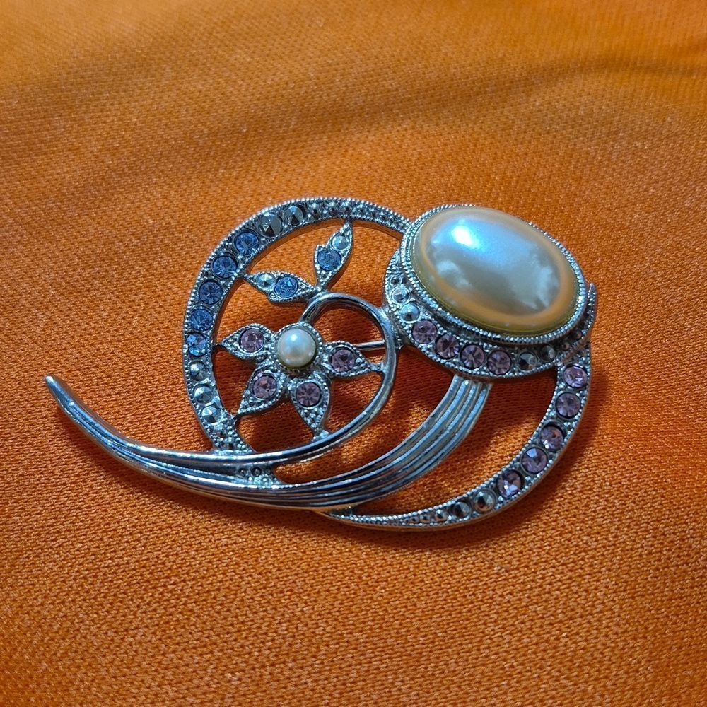Brand 1928 Silver Tone Floral with Faux Pearl Design Pin Brooch